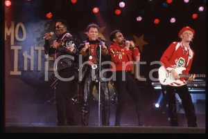 35mm vintage slide* 1991 SANREMO INTERNATIONAL George CHANDLER  LONDONBEAT 30 Nella diapositiva compaiono anche  Jimmy Helms, William Henshall e Jimmy ChambersDiapositiva d'epoca, in formato 35 mm. CONDIZIONI: GOODE' severamente vietata la riproduzione. Tutti i diritti sono riservati. ICharta mette in vendita, sul negozio eBay e in esclusiva sul sito "icharta" il proprio archivio composto da numerose diapositive e negativi fotografici d'epoca, tutti originali e autentici, che attraversano la storia del costume italiano tra gli la fine degli anni Sessanta e Novanta.Si tratta di uno sguardo inedito sull'attualit&agrave;, la politica, la vita quotidiana, il gossip e la cultura, che fotografa il cambiamento della nazione in quest'ultimo scorcio del XX secolo. Un'occasione unica per il mercato del collezionismo, che vede finalmente disponibile un archivio eccezionale per vastit&agrave;, tematiche e condizioni, in un settore (il negativo fotografico e la diapositiva) di assoluta novit&agrave; e dalle interessanti prospettive di investimento.  originale e autentica 1