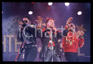 35mm vintage slide* 1991 SANREMO INTERNATIONAL George CHANDLER dei LONDONBEAT (2 Nella diapositiva compaiono anche Jimmy Helms e Jimmy ChambersDiapositiva d'epoca, in formato 35 mm. CONDIZIONI: GOODE' severamente vietata la riproduzione. Tutti i diritti sono riservati. ICharta mette in vendita, sul negozio eBay e in esclusiva sul sito "icharta" il proprio archivio composto da numerose diapositive e negativi fotografici d'epoca, tutti originali e autentici, che attraversano la storia del costume italiano tra gli la fine degli anni Sessanta e Novanta.Si tratta di uno sguardo inedito sull'attualit&agrave;, la politica, la vita quotidiana, il gossip e la cultura, che fotografa il cambiamento della nazione in quest'ultimo scorcio del XX secolo. Un'occasione unica per il mercato del collezionismo, che vede finalmente disponibile un archivio eccezionale per vastit&agrave;, tematiche e condizioni, in un settore (il negativo fotografico e la diapositiva) di assoluta novit&agrave; e dalle interessanti prospettive di investimento.  originale e autentica 1