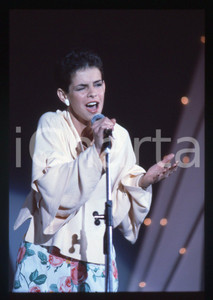 35mm vintage slide* 1984 RIVA DEL GARDA Lucia MONTANARI "LUCIA" in concerto (1) La diapositiva &egrave; stata scattata al Palazzo dei Congressi durante la Mostra Internazionale  Musica LeggeraDiapositiva d'epoca, in formato 35 mm. CONDIZIONI: GOODE' severamente vietata la riproduzione. Tutti i diritti sono riservati. ICharta mette in vendita, sul negozio eBay e in esclusiva sul sito "icharta" il proprio archivio composto da numerose diapositive e negativi fotografici d'epoca, tutti originali e autentici, che attraversano la storia del costume italiano tra gli la fine degli anni Sessanta e Novanta.Si tratta di uno sguardo inedito sull'attualit&agrave;, la politica, la vita quotidiana, il gossip e la cultura, che fotografa il cambiamento della nazione in quest'ultimo scorcio del XX secolo. Un'occasione unica per il mercato del collezionismo, che vede finalmente disponibile un archivio eccezionale per vastit&agrave;, tematiche e condizioni, in un settore (il negativo fotografico e la diapositiva) di assoluta novit&agrave; e dalle interessanti prospettive di investimento.  originale e autentica 1