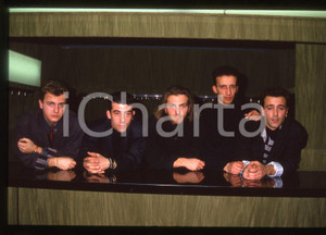 35mm vintage slide* 1990ca MUSICA Uccio SORO e Andrea DESOLE degli ICE (9) Nella diapositiva compaiono anche Massimo Cossu, Giancarlo Logoni e Paolo Zannin Diapositiva d'epoca, in formato 35 mm. CONDIZIONI: GOODE' severamente vietata la riproduzione. Tutti i diritti sono riservati. ICharta mette in vendita, sul negozio eBay e in esclusiva sul sito "icharta" il proprio archivio composto da numerose diapositive e negativi fotografici d'epoca, tutti originali e autentici, che attraversano la storia del costume italiano tra gli la fine degli anni Sessanta e Novanta.Si tratta di uno sguardo inedito sull'attualit&agrave;, la politica, la vita quotidiana, il gossip e la cultura, che fotografa il cambiamento della nazione in quest'ultimo scorcio del XX secolo. Un'occasione unica per il mercato del collezionismo, che vede finalmente disponibile un archivio eccezionale per vastit&agrave;, tematiche e condizioni, in un settore (il negativo fotografico e la diapositiva) di assoluta novit&agrave; e dalle interessanti prospettive di investimento.  originale e autentica 1