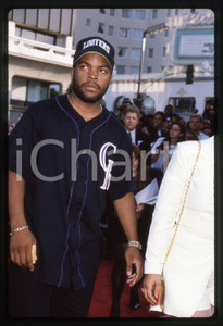 35mm vintage slide* 1991 CANNES O'Shea JACKSON "ICE CUBE" Ritratto (2) La diapositiva &egrave; stata scattata in occasione del Festival del CinemaDiapositiva d'epoca, in formato 35 mm. CONDIZIONI: GOODE' severamente vietata la riproduzione. Tutti i diritti sono riservati. ICharta mette in vendita, sul negozio eBay e in esclusiva sul sito "icharta" il proprio archivio composto da numerose diapositive e negativi fotografici d'epoca, tutti originali e autentici, che attraversano la storia del costume italiano tra gli la fine degli anni Sessanta e Novanta.Si tratta di uno sguardo inedito sull'attualit&agrave;, la politica, la vita quotidiana, il gossip e la cultura, che fotografa il cambiamento della nazione in quest'ultimo scorcio del XX secolo. Un'occasione unica per il mercato del collezionismo, che vede finalmente disponibile un archivio eccezionale per vastit&agrave;, tematiche e condizioni, in un settore (il negativo fotografico e la diapositiva) di assoluta novit&agrave; e dalle interessanti prospettive di investimento.  originale e autentica 1