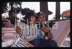 35mm vintage slide* 1991 CANNES O'Shea JACKSON "ICE CUBE"  Kimberly WOODRUFF 2 La diapositiva &egrave; stata scattata in occasione del Festival del CinemaDiapositiva d'epoca, in formato 35 mm. CONDIZIONI: GOODE' severamente vietata la riproduzione. Tutti i diritti sono riservati. ICharta mette in vendita, sul negozio eBay e in esclusiva sul sito "icharta" il proprio archivio composto da numerose diapositive e negativi fotografici d'epoca, tutti originali e autentici, che attraversano la storia del costume italiano tra gli la fine degli anni Sessanta e Novanta.Si tratta di uno sguardo inedito sull'attualit&agrave;, la politica, la vita quotidiana, il gossip e la cultura, che fotografa il cambiamento della nazione in quest'ultimo scorcio del XX secolo. Un'occasione unica per il mercato del collezionismo, che vede finalmente disponibile un archivio eccezionale per vastit&agrave;, tematiche e condizioni, in un settore (il negativo fotografico e la diapositiva) di assoluta novit&agrave; e dalle interessanti prospettive di investimento.  originale e autentica 1
