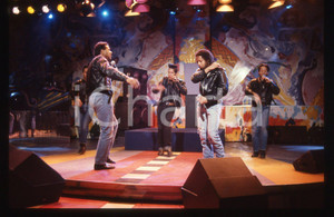 35mm vintage slide* 1990ca MUSICA Aaron BROWN THE PASADENAS in concerto (1) La bande era composta anche da Andrew Banfield, Michael "Mike" Milliner, David Milliner e Hamish SeelochanDiapositiva d'epoca, in formato 35 mm. CONDIZIONI: GOODE' severamente vietata la riproduzione. Tutti i diritti sono riservati. ICharta mette in vendita, sul negozio eBay e in esclusiva sul sito "icharta" il proprio archivio composto da numerose diapositive e negativi fotografici d'epoca, tutti originali e autentici, che attraversano la storia del costume italiano tra gli la fine degli anni Sessanta e Novanta.Si tratta di uno sguardo inedito sull'attualit&agrave;, la politica, la vita quotidiana, il gossip e la cultura, che fotografa il cambiamento della nazione in quest'ultimo scorcio del XX secolo. Un'occasione unica per il mercato del collezionismo, che vede finalmente disponibile un archivio eccezionale per vastit&agrave;, tematiche e condizioni, in un settore (il negativo fotografico e la diapositiva) di assoluta novit&agrave; e dalle interessanti prospettive di investimento.  originale e autentica 1