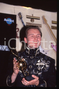 35mm vintage slide* 1994 MONACO Alexander MALININ ai WORLD MUSIC AWARDS (4) Diapositiva d'epoca, in formato 35 mm. CONDIZIONI: GOODE' severamente vietata la riproduzione. Tutti i diritti sono riservati. ICharta mette in vendita, sul negozio eBay e in esclusiva sul sito "icharta" il proprio archivio composto da numerose diapositive e negativi fotografici d'epoca, tutti originali e autentici, che attraversano la storia del costume italiano tra gli la fine degli anni Sessanta e Novanta.Si tratta di uno sguardo inedito sull'attualit&agrave;, la politica, la vita quotidiana, il gossip e la cultura, che fotografa il cambiamento della nazione in quest'ultimo scorcio del XX secolo. Un'occasione unica per il mercato del collezionismo, che vede finalmente disponibile un archivio eccezionale per vastit&agrave;, tematiche e condizioni, in un settore (il negativo fotografico e la diapositiva) di assoluta novit&agrave; e dalle interessanti prospettive di investimento.  originale e autentica 1