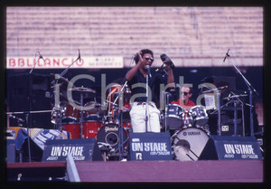 35mm vintage slide* 1986 MILANO Jimmy HELMS Topper HEADON allo Stadio Meazza 1 Diapositiva d'epoca, in formato 35 mm. CONDIZIONI: GOODE' severamente vietata la riproduzione. Tutti i diritti sono riservati. ICharta mette in vendita, sul negozio eBay e in esclusiva sul sito "icharta" il proprio archivio composto da numerose diapositive e negativi fotografici d'epoca, tutti originali e autentici, che attraversano la storia del costume italiano tra gli la fine degli anni Sessanta e Novanta.Si tratta di uno sguardo inedito sull'attualit&agrave;, la politica, la vita quotidiana, il gossip e la cultura, che fotografa il cambiamento della nazione in quest'ultimo scorcio del XX secolo. Un'occasione unica per il mercato del collezionismo, che vede finalmente disponibile un archivio eccezionale per vastit&agrave;, tematiche e condizioni, in un settore (il negativo fotografico e la diapositiva) di assoluta novit&agrave; e dalle interessanti prospettive di investimento.  originale e autentica 1