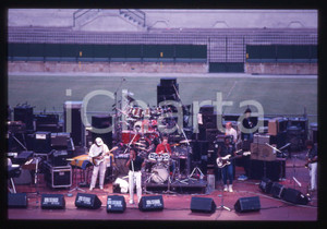 35mm vintage slide* 1986 MILANO Jimmy HELMS Topper HEADON allo Stadio Meazza 5 Diapositiva d'epoca, in formato 35 mm. CONDIZIONI: GOODE' severamente vietata la riproduzione. Tutti i diritti sono riservati. ICharta mette in vendita, sul negozio eBay e in esclusiva sul sito "icharta" il proprio archivio composto da numerose diapositive e negativi fotografici d'epoca, tutti originali e autentici, che attraversano la storia del costume italiano tra gli la fine degli anni Sessanta e Novanta.Si tratta di uno sguardo inedito sull'attualit&agrave;, la politica, la vita quotidiana, il gossip e la cultura, che fotografa il cambiamento della nazione in quest'ultimo scorcio del XX secolo. Un'occasione unica per il mercato del collezionismo, che vede finalmente disponibile un archivio eccezionale per vastit&agrave;, tematiche e condizioni, in un settore (il negativo fotografico e la diapositiva) di assoluta novit&agrave; e dalle interessanti prospettive di investimento.  originale e autentica 1