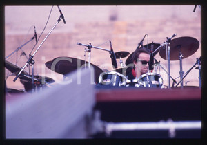 35mm vintage slide* 1986 MILANO Topper HEADON Concerto allo Stadio Meazza (1) Diapositiva d'epoca, in formato 35 mm. CONDIZIONI: GOODE' severamente vietata la riproduzione. Tutti i diritti sono riservati. ICharta mette in vendita, sul negozio eBay e in esclusiva sul sito "icharta" il proprio archivio composto da numerose diapositive e negativi fotografici d'epoca, tutti originali e autentici, che attraversano la storia del costume italiano tra gli la fine degli anni Sessanta e Novanta.Si tratta di uno sguardo inedito sull'attualit&agrave;, la politica, la vita quotidiana, il gossip e la cultura, che fotografa il cambiamento della nazione in quest'ultimo scorcio del XX secolo. Un'occasione unica per il mercato del collezionismo, che vede finalmente disponibile un archivio eccezionale per vastit&agrave;, tematiche e condizioni, in un settore (il negativo fotografico e la diapositiva) di assoluta novit&agrave; e dalle interessanti prospettive di investimento.  originale e autentica 1