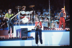 35mm vintage slide* 1984 SAINT VINCENT ESTATE Baxter e Paul FISHMAN RE-FLEX 1 Nella diapositiva compaiono anche Roland Vaughan Kerridge e Nigel Ross-ScottDiapositiva d'epoca, in formato 35 mm. CONDIZIONI: GOODE' severamente vietata la riproduzione. Tutti i diritti sono riservati.Nella diapositiva ICharta mette in vendita, sul negozio eBay e in esclusiva sul sito "icharta" il proprio archivio composto da numerose diapositive e negativi fotografici d'epoca, tutti originali e autentici, che attraversano la storia del costume italiano tra gli la fine degli anni Sessanta e Novanta.Si tratta di uno sguardo inedito sull'attualit&agrave;, la politica, la vita quotidiana, il gossip e la cultura, che fotografa il cambiamento della nazione in quest'ultimo scorcio del XX secolo. Un'occasione unica per il mercato del collezionismo, che vede finalmente disponibile un archivio eccezionale per vastit&agrave;, tematiche e condizioni, in un settore (il negativo fotografico e la diapositiva) di assoluta novit&agrave; e dalle interessanti prospettive di investimento.  originale e autentica 1