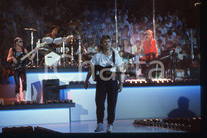 35mm vintage slide* 1984 SAINT VINCENT ESTATE Baxter e Paul FISHMAN RE-FLEX 9 Nella diapositiva compaiono anche Roland Vaughan Kerridge e Nigel Ross-ScottDiapositiva d'epoca, in formato 35 mm. CONDIZIONI: GOODE' severamente vietata la riproduzione. Tutti i diritti sono riservati.Nella diapositiva ICharta mette in vendita, sul negozio eBay e in esclusiva sul sito "icharta" il proprio archivio composto da numerose diapositive e negativi fotografici d'epoca, tutti originali e autentici, che attraversano la storia del costume italiano tra gli la fine degli anni Sessanta e Novanta.Si tratta di uno sguardo inedito sull'attualit&agrave;, la politica, la vita quotidiana, il gossip e la cultura, che fotografa il cambiamento della nazione in quest'ultimo scorcio del XX secolo. Un'occasione unica per il mercato del collezionismo, che vede finalmente disponibile un archivio eccezionale per vastit&agrave;, tematiche e condizioni, in un settore (il negativo fotografico e la diapositiva) di assoluta novit&agrave; e dalle interessanti prospettive di investimento.  originale e autentica 1