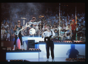 35mm vintage slide* 1984 SAINT VINCENT ESTATE Baxter e Paul FISHMAN RE-FLEX 10 Nella diapositiva compaiono anche Roland Vaughan Kerridge e Nigel Ross-ScottDiapositiva d'epoca, in formato 35 mm. CONDIZIONI: GOODE' severamente vietata la riproduzione. Tutti i diritti sono riservati.Nella diapositiva ICharta mette in vendita, sul negozio eBay e in esclusiva sul sito "icharta" il proprio archivio composto da numerose diapositive e negativi fotografici d'epoca, tutti originali e autentici, che attraversano la storia del costume italiano tra gli la fine degli anni Sessanta e Novanta.Si tratta di uno sguardo inedito sull'attualit&agrave;, la politica, la vita quotidiana, il gossip e la cultura, che fotografa il cambiamento della nazione in quest'ultimo scorcio del XX secolo. Un'occasione unica per il mercato del collezionismo, che vede finalmente disponibile un archivio eccezionale per vastit&agrave;, tematiche e condizioni, in un settore (il negativo fotografico e la diapositiva) di assoluta novit&agrave; e dalle interessanti prospettive di investimento.  originale e autentica 1