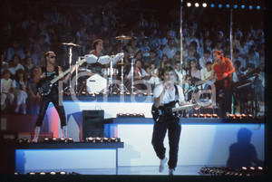 35mm vintage slide* 1984 SAINT VINCENT ESTATE Baxter e Paul FISHMAN RE-FLEX 11 Nella diapositiva compaiono anche Roland Vaughan Kerridge e Nigel Ross-ScottDiapositiva d'epoca, in formato 35 mm. CONDIZIONI: GOODE' severamente vietata la riproduzione. Tutti i diritti sono riservati.Nella diapositiva ICharta mette in vendita, sul negozio eBay e in esclusiva sul sito "icharta" il proprio archivio composto da numerose diapositive e negativi fotografici d'epoca, tutti originali e autentici, che attraversano la storia del costume italiano tra gli la fine degli anni Sessanta e Novanta.Si tratta di uno sguardo inedito sull'attualit&agrave;, la politica, la vita quotidiana, il gossip e la cultura, che fotografa il cambiamento della nazione in quest'ultimo scorcio del XX secolo. Un'occasione unica per il mercato del collezionismo, che vede finalmente disponibile un archivio eccezionale per vastit&agrave;, tematiche e condizioni, in un settore (il negativo fotografico e la diapositiva) di assoluta novit&agrave; e dalle interessanti prospettive di investimento.  originale e autentica 1