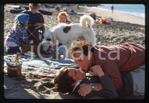 35mm vintage slide* 1995 NINE MONTHS Hugh GRANT Tom ARNOLD Scena del film (4) Diapositiva d'epoca, in formato 35 mm. CONDIZIONI: GOODE' severamente vietata la riproduzione. Tutti i diritti sono riservati.Nella diapositiva ICharta mette in vendita, sul negozio eBay e in esclusiva sul sito "icharta" il proprio archivio composto da numerose diapositive e negativi fotografici d'epoca, tutti originali e autentici, che attraversano la storia del costume italiano tra gli la fine degli anni Sessanta e Novanta.Si tratta di uno sguardo inedito sull'attualit&agrave;, la politica, la vita quotidiana, il gossip e la cultura, che fotografa il cambiamento della nazione in quest'ultimo scorcio del XX secolo. Un'occasione unica per il mercato del collezionismo, che vede finalmente disponibile un archivio eccezionale per vastit&agrave;, tematiche e condizioni, in un settore (il negativo fotografico e la diapositiva) di assoluta novit&agrave; e dalle interessanti prospettive di investimento.  originale e autentica 1