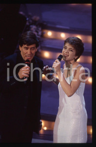 35mm vintage slide* 1995 SANREMO Gianni MORANDI e Barbara COLA all'Ariston (8) Diapositiva d'epoca, in formato 35 mm. CONDIZIONI: GOODE' severamente vietata la riproduzione. Tutti i diritti sono riservati.Nella diapositiva ICharta mette in vendita, sul negozio eBay e in esclusiva sul sito "icharta" il proprio archivio composto da numerose diapositive e negativi fotografici d'epoca, tutti originali e autentici, che attraversano la storia del costume italiano tra gli la fine degli anni Sessanta e Novanta.Si tratta di uno sguardo inedito sull'attualit&agrave;, la politica, la vita quotidiana, il gossip e la cultura, che fotografa il cambiamento della nazione in quest'ultimo scorcio del XX secolo. Un'occasione unica per il mercato del collezionismo, che vede finalmente disponibile un archivio eccezionale per vastit&agrave;, tematiche e condizioni, in un settore (il negativo fotografico e la diapositiva) di assoluta novit&agrave; e dalle interessanti prospettive di investimento.  originale e autentica 1