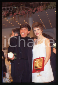 35mm vintage slide* 1995 SANREMO Gianni MORANDI e Barbara COLA premiati (2) La diapositiva &egrave; stata scattata durante il FestivalDiapositiva d'epoca, in formato 35 mm. CONDIZIONI: GOODE' severamente vietata la riproduzione. Tutti i diritti sono riservati.Nella diapositiva ICharta mette in vendita, sul negozio eBay e in esclusiva sul sito "icharta" il proprio archivio composto da numerose diapositive e negativi fotografici d'epoca, tutti originali e autentici, che attraversano la storia del costume italiano tra gli la fine degli anni Sessanta e Novanta.Si tratta di uno sguardo inedito sull'attualit&agrave;, la politica, la vita quotidiana, il gossip e la cultura, che fotografa il cambiamento della nazione in quest'ultimo scorcio del XX secolo. Un'occasione unica per il mercato del collezionismo, che vede finalmente disponibile un archivio eccezionale per vastit&agrave;, tematiche e condizioni, in un settore (il negativo fotografico e la diapositiva) di assoluta novit&agrave; e dalle interessanti prospettive di investimento.  originale e autentica 1