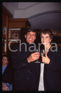 35mm vintage slide* 1995 SANREMO Gianni MORANDI e Barbara COLA brindano (2) La diapositiva &egrave; stata scattata in occasione del FestivalDiapositiva d'epoca, in formato 35 mm. CONDIZIONI: GOODE' severamente vietata la riproduzione. Tutti i diritti sono riservati.Nella diapositiva ICharta mette in vendita, sul negozio eBay e in esclusiva sul sito "icharta" il proprio archivio composto da numerose diapositive e negativi fotografici d'epoca, tutti originali e autentici, che attraversano la storia del costume italiano tra gli la fine degli anni Sessanta e Novanta.Si tratta di uno sguardo inedito sull'attualit&agrave;, la politica, la vita quotidiana, il gossip e la cultura, che fotografa il cambiamento della nazione in quest'ultimo scorcio del XX secolo. Un'occasione unica per il mercato del collezionismo, che vede finalmente disponibile un archivio eccezionale per vastit&agrave;, tematiche e condizioni, in un settore (il negativo fotografico e la diapositiva) di assoluta novit&agrave; e dalle interessanti prospettive di investimento.  originale e autentica 1