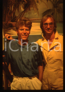 35mm vintage slide* 1983 ITALIA MUSICA John GULDBERG Tim STAHL dei LAID BACK 1 Diapositiva d'epoca, in formato 35 mm. CONDIZIONI: GOODE' severamente vietata la riproduzione. Tutti i diritti sono riservati.Nella diapositiva ICharta mette in vendita, sul negozio eBay e in esclusiva sul sito "icharta" il proprio archivio composto da numerose diapositive e negativi fotografici d'epoca, tutti originali e autentici, che attraversano la storia del costume italiano tra gli la fine degli anni Sessanta e Novanta.Si tratta di uno sguardo inedito sull'attualit&agrave;, la politica, la vita quotidiana, il gossip e la cultura, che fotografa il cambiamento della nazione in quest'ultimo scorcio del XX secolo. Un'occasione unica per il mercato del collezionismo, che vede finalmente disponibile un archivio eccezionale per vastit&agrave;, tematiche e condizioni, in un settore (il negativo fotografico e la diapositiva) di assoluta novit&agrave; e dalle interessanti prospettive di investimento.  originale e autentica 1