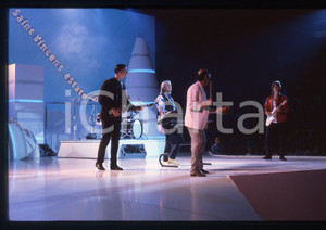 35mm vintage slide* 1985 SAINT VINCENT John GULDBERG Tim STAHL dei LAID BACK 3 La diapositiva si riferisce alla manifestazione canora Diapositiva d'epoca, in formato 35 mm. CONDIZIONI: GOODE' severamente vietata la riproduzione. Tutti i diritti sono riservati.Nella diapositiva ICharta mette in vendita, sul negozio eBay e in esclusiva sul sito "icharta" il proprio archivio composto da numerose diapositive e negativi fotografici d'epoca, tutti originali e autentici, che attraversano la storia del costume italiano tra gli la fine degli anni Sessanta e Novanta.Si tratta di uno sguardo inedito sull'attualit&agrave;, la politica, la vita quotidiana, il gossip e la cultura, che fotografa il cambiamento della nazione in quest'ultimo scorcio del XX secolo. Un'occasione unica per il mercato del collezionismo, che vede finalmente disponibile un archivio eccezionale per vastit&agrave;, tematiche e condizioni, in un settore (il negativo fotografico e la diapositiva) di assoluta novit&agrave; e dalle interessanti prospettive di investimento.  originale e autentica 1