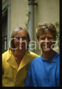 35mm vintage slide* 1983 ITALIA MUSICA John GULDBERG Tim STAHL dei LAID BACK 17 Diapositiva d'epoca, in formato 35 mm. CONDIZIONI: GOODE' severamente vietata la riproduzione. Tutti i diritti sono riservati.Nella diapositiva ICharta mette in vendita, sul negozio eBay e in esclusiva sul sito "icharta" il proprio archivio composto da numerose diapositive e negativi fotografici d'epoca, tutti originali e autentici, che attraversano la storia del costume italiano tra gli la fine degli anni Sessanta e Novanta.Si tratta di uno sguardo inedito sull'attualit&agrave;, la politica, la vita quotidiana, il gossip e la cultura, che fotografa il cambiamento della nazione in quest'ultimo scorcio del XX secolo. Un'occasione unica per il mercato del collezionismo, che vede finalmente disponibile un archivio eccezionale per vastit&agrave;, tematiche e condizioni, in un settore (il negativo fotografico e la diapositiva) di assoluta novit&agrave; e dalle interessanti prospettive di investimento.  originale e autentica 1
