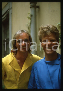 35mm vintage slide* 1983 ITALIA MUSICA John GULDBERG Tim STAHL dei LAID BACK 18 Diapositiva d'epoca, in formato 35 mm. CONDIZIONI: GOODE' severamente vietata la riproduzione. Tutti i diritti sono riservati.Nella diapositiva ICharta mette in vendita, sul negozio eBay e in esclusiva sul sito "icharta" il proprio archivio composto da numerose diapositive e negativi fotografici d'epoca, tutti originali e autentici, che attraversano la storia del costume italiano tra gli la fine degli anni Sessanta e Novanta.Si tratta di uno sguardo inedito sull'attualit&agrave;, la politica, la vita quotidiana, il gossip e la cultura, che fotografa il cambiamento della nazione in quest'ultimo scorcio del XX secolo. Un'occasione unica per il mercato del collezionismo, che vede finalmente disponibile un archivio eccezionale per vastit&agrave;, tematiche e condizioni, in un settore (il negativo fotografico e la diapositiva) di assoluta novit&agrave; e dalle interessanti prospettive di investimento.  originale e autentica 1