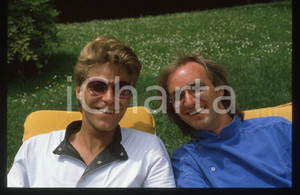 35mm vintage slide* 1983 ITALIA MUSICA John GULDBERG Tim STAHL dei LAID BACK 34 Diapositiva d'epoca, in formato 35 mm. CONDIZIONI: GOODE' severamente vietata la riproduzione. Tutti i diritti sono riservati.Nella diapositiva ICharta mette in vendita, sul negozio eBay e in esclusiva sul sito "icharta" il proprio archivio composto da numerose diapositive e negativi fotografici d'epoca, tutti originali e autentici, che attraversano la storia del costume italiano tra gli la fine degli anni Sessanta e Novanta.Si tratta di uno sguardo inedito sull'attualit&agrave;, la politica, la vita quotidiana, il gossip e la cultura, che fotografa il cambiamento della nazione in quest'ultimo scorcio del XX secolo. Un'occasione unica per il mercato del collezionismo, che vede finalmente disponibile un archivio eccezionale per vastit&agrave;, tematiche e condizioni, in un settore (il negativo fotografico e la diapositiva) di assoluta novit&agrave; e dalle interessanti prospettive di investimento.  originale e autentica 1