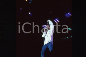 35mm vintage slide* 1989 MILANO Jim KERR dei SIMPLE MINDS al Palatrussardi (8) Diapositiva d'epoca, in formato 35 mm. CONDIZIONI: GOODE' severamente vietata la riproduzione. Tutti i diritti sono riservati.Nella diapositiva ICharta mette in vendita, sul negozio eBay e in esclusiva sul sito "icharta" il proprio archivio composto da numerose diapositive e negativi fotografici d'epoca, tutti originali e autentici, che attraversano la storia del costume italiano tra gli la fine degli anni Sessanta e Novanta.Si tratta di uno sguardo inedito sull'attualit&agrave;, la politica, la vita quotidiana, il gossip e la cultura, che fotografa il cambiamento della nazione in quest'ultimo scorcio del XX secolo. Un'occasione unica per il mercato del collezionismo, che vede finalmente disponibile un archivio eccezionale per vastit&agrave;, tematiche e condizioni, in un settore (il negativo fotografico e la diapositiva) di assoluta novit&agrave; e dalle interessanti prospettive di investimento.  originale e autentica 1