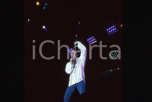 35mm vintage slide* 1989 MILANO Jim KERR dei SIMPLE MINDS al Palatrussardi (12) Diapositiva d'epoca, in formato 35 mm. CONDIZIONI: GOODE' severamente vietata la riproduzione. Tutti i diritti sono riservati.Nella diapositiva ICharta mette in vendita, sul negozio eBay e in esclusiva sul sito "icharta" il proprio archivio composto da numerose diapositive e negativi fotografici d'epoca, tutti originali e autentici, che attraversano la storia del costume italiano tra gli la fine degli anni Sessanta e Novanta.Si tratta di uno sguardo inedito sull'attualit&agrave;, la politica, la vita quotidiana, il gossip e la cultura, che fotografa il cambiamento della nazione in quest'ultimo scorcio del XX secolo. Un'occasione unica per il mercato del collezionismo, che vede finalmente disponibile un archivio eccezionale per vastit&agrave;, tematiche e condizioni, in un settore (il negativo fotografico e la diapositiva) di assoluta novit&agrave; e dalle interessanti prospettive di investimento.  originale e autentica 1