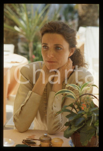 35mm vintage slide* 1990ca CINEMA Karen Jane ALLEN Ritratto dell'attrice (9) Diapositiva d'epoca, in formato 35 mm. CONDIZIONI: GOODE' severamente vietata la riproduzione. Tutti i diritti sono riservati.Nella diapositiva ICharta mette in vendita, sul negozio eBay e in esclusiva sul sito "icharta" il proprio archivio composto da numerose diapositive e negativi fotografici d'epoca, tutti originali e autentici, che attraversano la storia del costume italiano tra gli la fine degli anni Sessanta e Novanta.Si tratta di uno sguardo inedito sull'attualit&agrave;, la politica, la vita quotidiana, il gossip e la cultura, che fotografa il cambiamento della nazione in quest'ultimo scorcio del XX secolo. Un'occasione unica per il mercato del collezionismo, che vede finalmente disponibile un archivio eccezionale per vastit&agrave;, tematiche e condizioni, in un settore (il negativo fotografico e la diapositiva) di assoluta novit&agrave; e dalle interessanti prospettive di investimento.  originale e autentica 1