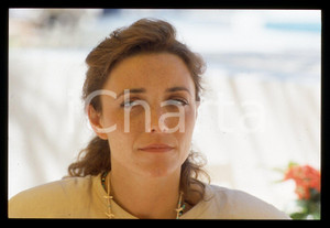 35mm vintage slide* 1990ca CINEMA Karen Jane ALLEN Ritratto dell'attrice (16) Diapositiva d'epoca, in formato 35 mm. CONDIZIONI: GOODE' severamente vietata la riproduzione. Tutti i diritti sono riservati.Nella diapositiva ICharta mette in vendita, sul negozio eBay e in esclusiva sul sito "icharta" il proprio archivio composto da numerose diapositive e negativi fotografici d'epoca, tutti originali e autentici, che attraversano la storia del costume italiano tra gli la fine degli anni Sessanta e Novanta.Si tratta di uno sguardo inedito sull'attualit&agrave;, la politica, la vita quotidiana, il gossip e la cultura, che fotografa il cambiamento della nazione in quest'ultimo scorcio del XX secolo. Un'occasione unica per il mercato del collezionismo, che vede finalmente disponibile un archivio eccezionale per vastit&agrave;, tematiche e condizioni, in un settore (il negativo fotografico e la diapositiva) di assoluta novit&agrave; e dalle interessanti prospettive di investimento.  originale e autentica 1