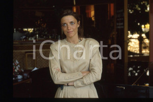 35mm vintage slide* 1990ca CINEMA Karen Jane ALLEN Ritratto dell'attrice (17) Diapositiva d'epoca, in formato 35 mm. CONDIZIONI: GOODE' severamente vietata la riproduzione. Tutti i diritti sono riservati.Nella diapositiva ICharta mette in vendita, sul negozio eBay e in esclusiva sul sito "icharta" il proprio archivio composto da numerose diapositive e negativi fotografici d'epoca, tutti originali e autentici, che attraversano la storia del costume italiano tra gli la fine degli anni Sessanta e Novanta.Si tratta di uno sguardo inedito sull'attualit&agrave;, la politica, la vita quotidiana, il gossip e la cultura, che fotografa il cambiamento della nazione in quest'ultimo scorcio del XX secolo. Un'occasione unica per il mercato del collezionismo, che vede finalmente disponibile un archivio eccezionale per vastit&agrave;, tematiche e condizioni, in un settore (il negativo fotografico e la diapositiva) di assoluta novit&agrave; e dalle interessanti prospettive di investimento.  originale e autentica 1