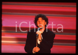 35mm vintage slide* 1996 FESTIVAL DI SANREMO Paolo VALLESI all'Ariston (3) Diapositiva d'epoca, in formato 35 mm. CONDIZIONI: GOODE' severamente vietata la riproduzione. Tutti i diritti sono riservati.Nella diapositiva ICharta mette in vendita, sul negozio eBay e in esclusiva sul sito "icharta" il proprio archivio composto da numerose diapositive e negativi fotografici d'epoca, tutti originali e autentici, che attraversano la storia del costume italiano tra gli la fine degli anni Sessanta e Novanta.Si tratta di uno sguardo inedito sull'attualit&agrave;, la politica, la vita quotidiana, il gossip e la cultura, che fotografa il cambiamento della nazione in quest'ultimo scorcio del XX secolo. Un'occasione unica per il mercato del collezionismo, che vede finalmente disponibile un archivio eccezionale per vastit&agrave;, tematiche e condizioni, in un settore (il negativo fotografico e la diapositiva) di assoluta novit&agrave; e dalle interessanti prospettive di investimento.  originale e autentica 1