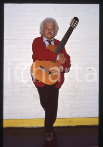 35mm vintage slide* 1995ca ITALIA MUSICA Bruno LAUZI Ritratto con chitarra (1) Diapositiva d'epoca, in formato 35 mm. CONDIZIONI: GOODE' severamente vietata la riproduzione. Tutti i diritti sono riservati.Nella diapositiva ICharta mette in vendita, sul negozio eBay e in esclusiva sul sito "icharta" il proprio archivio composto da numerose diapositive e negativi fotografici d'epoca, tutti originali e autentici, che attraversano la storia del costume italiano tra gli la fine degli anni Sessanta e Novanta.Si tratta di uno sguardo inedito sull'attualit&agrave;, la politica, la vita quotidiana, il gossip e la cultura, che fotografa il cambiamento della nazione in quest'ultimo scorcio del XX secolo. Un'occasione unica per il mercato del collezionismo, che vede finalmente disponibile un archivio eccezionale per vastit&agrave;, tematiche e condizioni, in un settore (il negativo fotografico e la diapositiva) di assoluta novit&agrave; e dalle interessanti prospettive di investimento.  originale e autentica 1