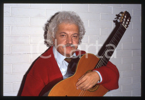 35mm vintage slide* 1995ca ITALIA MUSICA Bruno LAUZI Ritratto con chitarra (7) Diapositiva d'epoca, in formato 35 mm. CONDIZIONI: GOODE' severamente vietata la riproduzione. Tutti i diritti sono riservati.Nella diapositiva ICharta mette in vendita, sul negozio eBay e in esclusiva sul sito "icharta" il proprio archivio composto da numerose diapositive e negativi fotografici d'epoca, tutti originali e autentici, che attraversano la storia del costume italiano tra gli la fine degli anni Sessanta e Novanta.Si tratta di uno sguardo inedito sull'attualit&agrave;, la politica, la vita quotidiana, il gossip e la cultura, che fotografa il cambiamento della nazione in quest'ultimo scorcio del XX secolo. Un'occasione unica per il mercato del collezionismo, che vede finalmente disponibile un archivio eccezionale per vastit&agrave;, tematiche e condizioni, in un settore (il negativo fotografico e la diapositiva) di assoluta novit&agrave; e dalle interessanti prospettive di investimento.  originale e autentica 1