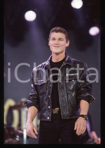 35mm vintage slide* 1991 SANREMO INTERNATIONAL Morten HARKET degli A-HA 8 Diapositiva d'epoca, in formato 35 mm. CONDIZIONI: GOODE' severamente vietata la riproduzione. Tutti i diritti sono riservati.Nella diapositiva ICharta mette in vendita, sul negozio eBay e in esclusiva sul sito "icharta" il proprio archivio composto da numerose diapositive e negativi fotografici d'epoca, tutti originali e autentici, che attraversano la storia del costume italiano tra gli la fine degli anni Sessanta e Novanta.Si tratta di uno sguardo inedito sull'attualit&agrave;, la politica, la vita quotidiana, il gossip e la cultura, che fotografa il cambiamento della nazione in quest'ultimo scorcio del XX secolo. Un'occasione unica per il mercato del collezionismo, che vede finalmente disponibile un archivio eccezionale per vastit&agrave;, tematiche e condizioni, in un settore (il negativo fotografico e la diapositiva) di assoluta novit&agrave; e dalle interessanti prospettive di investimento.     originale e autentica 1