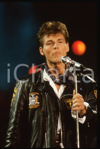 35mm vintage slide* 1988 SANREMO Morten HARKET - A-HA Concerto al Palarock 7 Diapositiva d'epoca, in formato 35 mm. CONDIZIONI: GOODE' severamente vietata la riproduzione. Tutti i diritti sono riservati.Nella diapositiva ICharta mette in vendita, sul negozio eBay e in esclusiva sul sito "icharta" il proprio archivio composto da numerose diapositive e negativi fotografici d'epoca, tutti originali e autentici, che attraversano la storia del costume italiano tra gli la fine degli anni Sessanta e Novanta.Si tratta di uno sguardo inedito sull'attualit&agrave;, la politica, la vita quotidiana, il gossip e la cultura, che fotografa il cambiamento della nazione in quest'ultimo scorcio del XX secolo. Un'occasione unica per il mercato del collezionismo, che vede finalmente disponibile un archivio eccezionale per vastit&agrave;, tematiche e condizioni, in un settore (il negativo fotografico e la diapositiva) di assoluta novit&agrave; e dalle interessanti prospettive di investimento.     originale e autentica 1