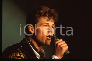 35mm vintage slide* 1988 SANREMO Morten HARKET - A-HA Concerto al Palarock 8 Diapositiva d'epoca, in formato 35 mm. CONDIZIONI: GOODE' severamente vietata la riproduzione. Tutti i diritti sono riservati.Nella diapositiva ICharta mette in vendita, sul negozio eBay e in esclusiva sul sito "icharta" il proprio archivio composto da numerose diapositive e negativi fotografici d'epoca, tutti originali e autentici, che attraversano la storia del costume italiano tra gli la fine degli anni Sessanta e Novanta.Si tratta di uno sguardo inedito sull'attualit&agrave;, la politica, la vita quotidiana, il gossip e la cultura, che fotografa il cambiamento della nazione in quest'ultimo scorcio del XX secolo. Un'occasione unica per il mercato del collezionismo, che vede finalmente disponibile un archivio eccezionale per vastit&agrave;, tematiche e condizioni, in un settore (il negativo fotografico e la diapositiva) di assoluta novit&agrave; e dalle interessanti prospettive di investimento.     originale e autentica 1