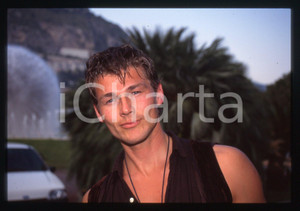 35mm vintage slide* 1993 MONTECARLO Morten HARKET degli A-HA Ritratto (1) La diapositiva &egrave; stata scattata in occasione dei World Music AwardsDiapositiva d'epoca, in formato 35 mm. CONDIZIONI: GOODE' severamente vietata la riproduzione. Tutti i diritti sono riservati.Nella diapositiva ICharta mette in vendita, sul negozio eBay e in esclusiva sul sito "icharta" il proprio archivio composto da numerose diapositive e negativi fotografici d'epoca, tutti originali e autentici, che attraversano la storia del costume italiano tra gli la fine degli anni Sessanta e Novanta.Si tratta di uno sguardo inedito sull'attualit&agrave;, la politica, la vita quotidiana, il gossip e la cultura, che fotografa il cambiamento della nazione in quest'ultimo scorcio del XX secolo. Un'occasione unica per il mercato del collezionismo, che vede finalmente disponibile un archivio eccezionale per vastit&agrave;, tematiche e condizioni, in un settore (il negativo fotografico e la diapositiva) di assoluta novit&agrave; e dalle interessanti prospettive di investimento.     originale e autentica 1