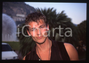 35mm vintage slide* 1993 MONTECARLO Morten HARKET degli A-HA Ritratto (4) La diapositiva &egrave; stata scattata in occasione dei World Music AwardsDiapositiva d'epoca, in formato 35 mm. CONDIZIONI: GOODE' severamente vietata la riproduzione. Tutti i diritti sono riservati.Nella diapositiva ICharta mette in vendita, sul negozio eBay e in esclusiva sul sito "icharta" il proprio archivio composto da numerose diapositive e negativi fotografici d'epoca, tutti originali e autentici, che attraversano la storia del costume italiano tra gli la fine degli anni Sessanta e Novanta.Si tratta di uno sguardo inedito sull'attualit&agrave;, la politica, la vita quotidiana, il gossip e la cultura, che fotografa il cambiamento della nazione in quest'ultimo scorcio del XX secolo. Un'occasione unica per il mercato del collezionismo, che vede finalmente disponibile un archivio eccezionale per vastit&agrave;, tematiche e condizioni, in un settore (il negativo fotografico e la diapositiva) di assoluta novit&agrave; e dalle interessanti prospettive di investimento.     originale e autentica 1