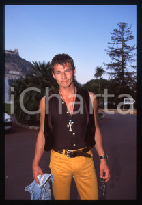 35mm vintage slide* 1993 MONTECARLO Morten HARKET degli A-HA Ritratto (6) La diapositiva &egrave; stata scattata in occasione dei World Music AwardsDiapositiva d'epoca, in formato 35 mm. CONDIZIONI: GOODE' severamente vietata la riproduzione. Tutti i diritti sono riservati.Nella diapositiva ICharta mette in vendita, sul negozio eBay e in esclusiva sul sito "icharta" il proprio archivio composto da numerose diapositive e negativi fotografici d'epoca, tutti originali e autentici, che attraversano la storia del costume italiano tra gli la fine degli anni Sessanta e Novanta.Si tratta di uno sguardo inedito sull'attualit&agrave;, la politica, la vita quotidiana, il gossip e la cultura, che fotografa il cambiamento della nazione in quest'ultimo scorcio del XX secolo. Un'occasione unica per il mercato del collezionismo, che vede finalmente disponibile un archivio eccezionale per vastit&agrave;, tematiche e condizioni, in un settore (il negativo fotografico e la diapositiva) di assoluta novit&agrave; e dalle interessanti prospettive di investimento.     originale e autentica 1