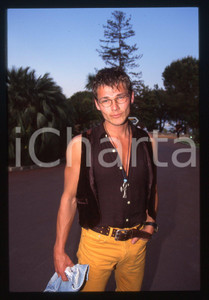 35mm vintage slide* 1993 MONTECARLO Morten HARKET degli A-HA Ritratto (9) La diapositiva &egrave; stata scattata in occasione dei World Music AwardsDiapositiva d'epoca, in formato 35 mm. CONDIZIONI: GOODE' severamente vietata la riproduzione. Tutti i diritti sono riservati.Nella diapositiva ICharta mette in vendita, sul negozio eBay e in esclusiva sul sito "icharta" il proprio archivio composto da numerose diapositive e negativi fotografici d'epoca, tutti originali e autentici, che attraversano la storia del costume italiano tra gli la fine degli anni Sessanta e Novanta.Si tratta di uno sguardo inedito sull'attualit&agrave;, la politica, la vita quotidiana, il gossip e la cultura, che fotografa il cambiamento della nazione in quest'ultimo scorcio del XX secolo. Un'occasione unica per il mercato del collezionismo, che vede finalmente disponibile un archivio eccezionale per vastit&agrave;, tematiche e condizioni, in un settore (il negativo fotografico e la diapositiva) di assoluta novit&agrave; e dalle interessanti prospettive di investimento.     originale e autentica 1