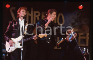 35mm vintage slide* 1991 SANREMO INTERNATIONAL Morten HARKET degli A-HA (2) Nella diapositiva compare anche Paul Waaktaar-Savoy Diapositiva d'epoca, in formato 35 mm. CONDIZIONI: GOODE' severamente vietata la riproduzione. Tutti i diritti sono riservati.Nella diapositiva ICharta mette in vendita, sul negozio eBay e in esclusiva sul sito "icharta" il proprio archivio composto da numerose diapositive e negativi fotografici d'epoca, tutti originali e autentici, che attraversano la storia del costume italiano tra gli la fine degli anni Sessanta e Novanta.Si tratta di uno sguardo inedito sull'attualit&agrave;, la politica, la vita quotidiana, il gossip e la cultura, che fotografa il cambiamento della nazione in quest'ultimo scorcio del XX secolo. Un'occasione unica per il mercato del collezionismo, che vede finalmente disponibile un archivio eccezionale per vastit&agrave;, tematiche e condizioni, in un settore (il negativo fotografico e la diapositiva) di assoluta novit&agrave; e dalle interessanti prospettive di investimento.     originale e autentica 1