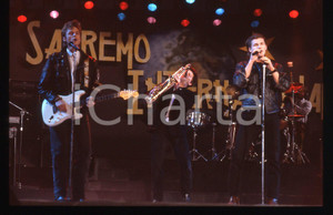 35mm vintage slide* 1991 SANREMO INTERNATIONAL Morten HARKET degli A-HA (4) Diapositiva d'epoca, in formato 35 mm. CONDIZIONI: GOODE' severamente vietata la riproduzione. Tutti i diritti sono riservati.Nella diapositiva ICharta mette in vendita, sul negozio eBay e in esclusiva sul sito "icharta" il proprio archivio composto da numerose diapositive e negativi fotografici d'epoca, tutti originali e autentici, che attraversano la storia del costume italiano tra gli la fine degli anni Sessanta e Novanta.Si tratta di uno sguardo inedito sull'attualit&agrave;, la politica, la vita quotidiana, il gossip e la cultura, che fotografa il cambiamento della nazione in quest'ultimo scorcio del XX secolo. Un'occasione unica per il mercato del collezionismo, che vede finalmente disponibile un archivio eccezionale per vastit&agrave;, tematiche e condizioni, in un settore (il negativo fotografico e la diapositiva) di assoluta novit&agrave; e dalle interessanti prospettive di investimento.     originale e autentica 1