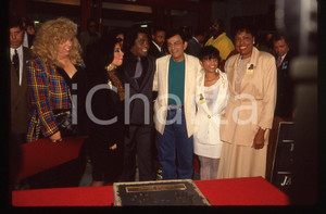 35mm vintage slide* 1992 HOLLYWOOD James BROWN alla cerimonia ROCK WALK (6) Diapositiva d'epoca, in formato 35 mm. CONDIZIONI: GOODE' severamente vietata la riproduzione. Tutti i diritti sono riservati.Nella diapositiva ICharta mette in vendita, sul negozio eBay e in esclusiva sul sito "icharta" il proprio archivio composto da numerose diapositive e negativi fotografici d'epoca, tutti originali e autentici, che attraversano la storia del costume italiano tra gli la fine degli anni Sessanta e Novanta.Si tratta di uno sguardo inedito sull'attualit&agrave;, la politica, la vita quotidiana, il gossip e la cultura, che fotografa il cambiamento della nazione in quest'ultimo scorcio del XX secolo. Un'occasione unica per il mercato del collezionismo, che vede finalmente disponibile un archivio eccezionale per vastit&agrave;, tematiche e condizioni, in un settore (il negativo fotografico e la diapositiva) di assoluta novit&agrave; e dalle interessanti prospettive di investimento.  originale e autentica 1
