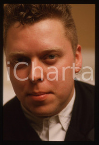 35mm vintage slide* 1987 BARI Steve ALEXANDER dei BROTHER BEYOND Ritratto (1) La diapositiva &egrave; stata scattata in occasione della trasmissione Azzurro svoltasi al Teatro PetruzzelliDiapositiva d'epoca, in formato 35 mm. CONDIZIONI: GOODE' severamente vietata la riproduzione. Tutti i diritti sono riservati.Nella diapositiva ICharta mette in vendita, sul negozio eBay e in esclusiva sul sito "icharta" il proprio archivio composto da numerose diapositive e negativi fotografici d'epoca, tutti originali e autentici, che attraversano la storia del costume italiano tra gli la fine degli anni Sessanta e Novanta.Si tratta di uno sguardo inedito sull'attualit&agrave;, la politica, la vita quotidiana, il gossip e la cultura, che fotografa il cambiamento della nazione in quest'ultimo scorcio del XX secolo. Un'occasione unica per il mercato del collezionismo, che vede finalmente disponibile un archivio eccezionale per vastit&agrave;, tematiche e condizioni, in un settore (il negativo fotografico e la diapositiva) di assoluta novit&agrave; e dalle interessanti prospettive di investimento.  originale e autentica 1