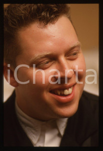 35mm vintage slide* 1987 BARI Steve ALEXANDER dei BROTHER BEYOND Ritratto (2) La diapositiva &egrave; stata scattata in occasione della trasmissione Azzurro svoltasi al Teatro PetruzzelliDiapositiva d'epoca, in formato 35 mm. CONDIZIONI: GOODE' severamente vietata la riproduzione. Tutti i diritti sono riservati.Nella diapositiva ICharta mette in vendita, sul negozio eBay e in esclusiva sul sito "icharta" il proprio archivio composto da numerose diapositive e negativi fotografici d'epoca, tutti originali e autentici, che attraversano la storia del costume italiano tra gli la fine degli anni Sessanta e Novanta.Si tratta di uno sguardo inedito sull'attualit&agrave;, la politica, la vita quotidiana, il gossip e la cultura, che fotografa il cambiamento della nazione in quest'ultimo scorcio del XX secolo. Un'occasione unica per il mercato del collezionismo, che vede finalmente disponibile un archivio eccezionale per vastit&agrave;, tematiche e condizioni, in un settore (il negativo fotografico e la diapositiva) di assoluta novit&agrave; e dalle interessanti prospettive di investimento.  originale e autentica 1