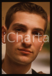 35mm vintage slide* 1987 BARI Carl FYSH dei BROTHER BEYOND Ritratto (1) La diapositiva &egrave; stata scattata in occasione della trasmissione Azzurro svoltasi al Teatro PetruzzelliDiapositiva d'epoca, in formato 35 mm. CONDIZIONI: GOODE' severamente vietata la riproduzione. Tutti i diritti sono riservati.Nella diapositiva ICharta mette in vendita, sul negozio eBay e in esclusiva sul sito "icharta" il proprio archivio composto da numerose diapositive e negativi fotografici d'epoca, tutti originali e autentici, che attraversano la storia del costume italiano tra gli la fine degli anni Sessanta e Novanta.Si tratta di uno sguardo inedito sull'attualit&agrave;, la politica, la vita quotidiana, il gossip e la cultura, che fotografa il cambiamento della nazione in quest'ultimo scorcio del XX secolo. Un'occasione unica per il mercato del collezionismo, che vede finalmente disponibile un archivio eccezionale per vastit&agrave;, tematiche e condizioni, in un settore (il negativo fotografico e la diapositiva) di assoluta novit&agrave; e dalle interessanti prospettive di investimento.  originale e autentica 1