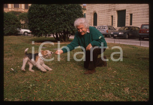  35mm vintage slide* 1990ca ITALIA COSTUME Bruno LAUZI gioca con il suo cane (9)