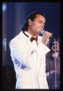 35mm vintage slide* 1990 CANALE 5 Gianni NAZZARO C'era una volta il Festival 1 Diapositiva d'epoca, in formato 35 mm. CONDIZIONI: GOODE' severamente vietata la riproduzione. Tutti i diritti sono riservati.Nella diapositiva ICharta mette in vendita, sul negozio eBay e in esclusiva sul sito "icharta" il proprio archivio composto da numerose diapositive e negativi fotografici d'epoca, tutti originali e autentici, che attraversano la storia del costume italiano tra gli la fine degli anni Sessanta e Novanta.Si tratta di uno sguardo inedito sull'attualit&agrave;, la politica, la vita quotidiana, il gossip e la cultura, che fotografa il cambiamento della nazione in quest'ultimo scorcio del XX secolo. Un'occasione unica per il mercato del collezionismo, che vede finalmente disponibile un archivio eccezionale per vastit&agrave;, tematiche e condizioni, in un settore (il negativo fotografico e la diapositiva) di assoluta novit&agrave; e dalle interessanti prospettive di investimento.  originale e autentica 1