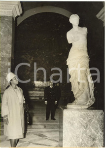 1960 PARIS Musée du Louvre - Justine TSIRANANA osserva la Venere di Milo *Foto