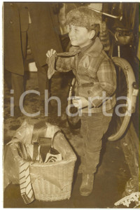1962 PARIS MONTPARNASSE Le petit prince des Camelots vendant des cravates *Photo