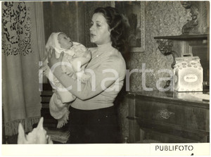1953 GENOVA Albina CAPRILE con la figlia torna a casa dopo il processo (4) *Foto